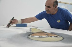 عبد الكريم الأزهر بمرسمه