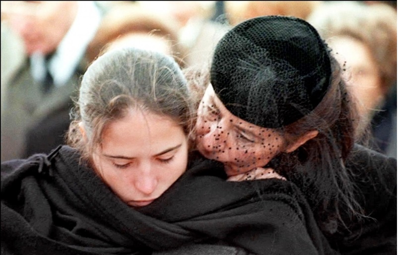 آني بينغو ومازارين في جنازة ميتيرون 1995