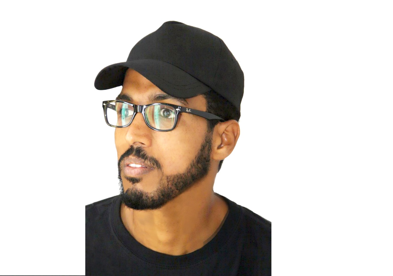 الفنان التشكيلي محمد البركمي يحضر في إقامة الفنان بمدينة ابن احمد