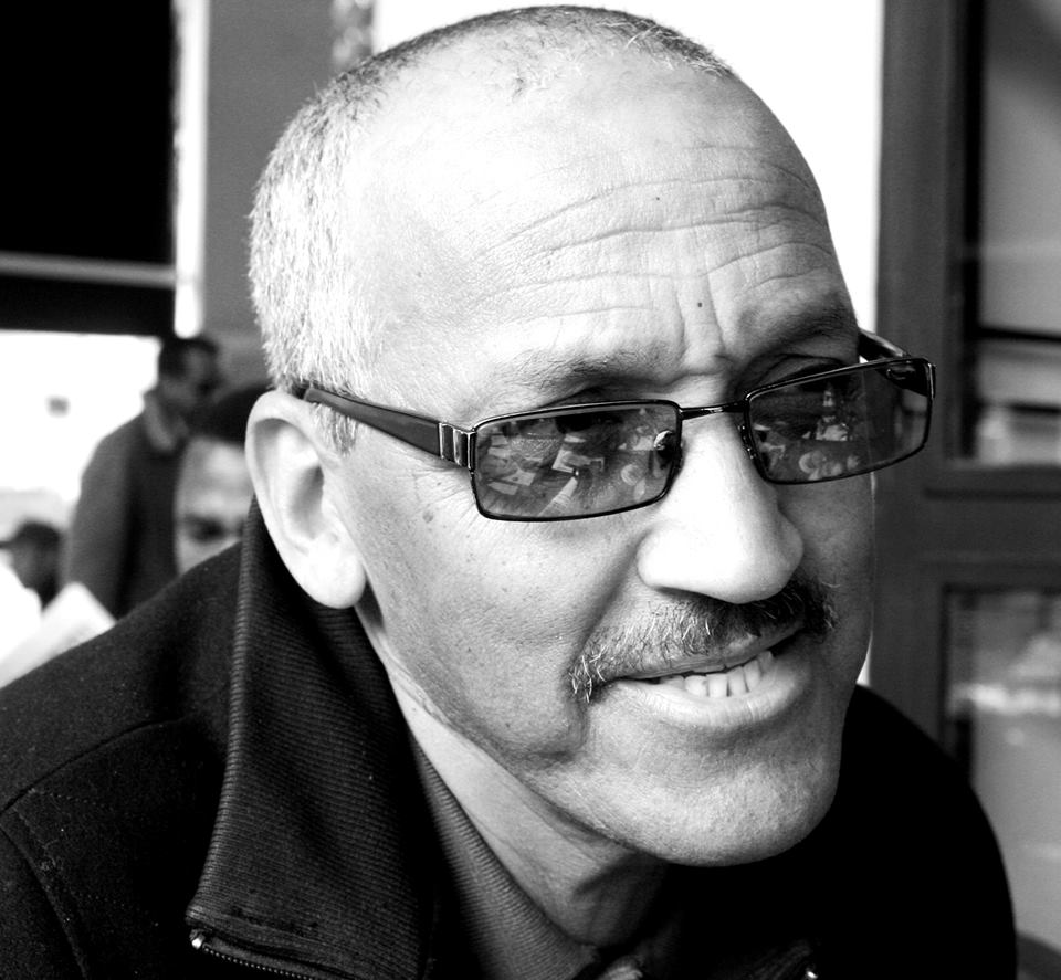 التشكيلي أحمد بن اسماعيل: نادرا ما يشتغل ناقد مع فنان داخل مرسمه ليلمس المواد و نوعيتها والصباغة والسند الذي يشتغل عليه