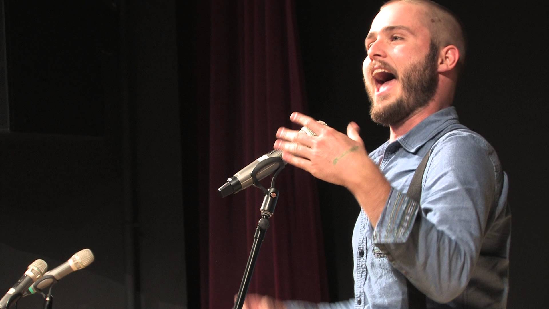 le poète Neil Hilborn – “OCD” (Rustbelt 2013)