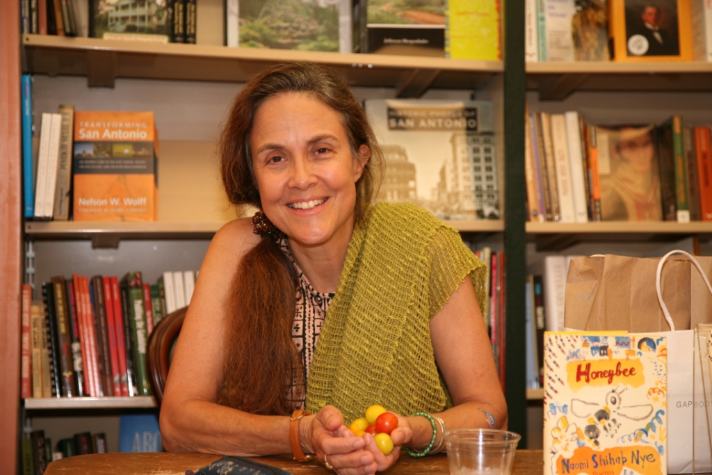 فن التواري | نعومي شهاب ناي / Naomi Shihab Nye | ترجمة: أمال نوّار