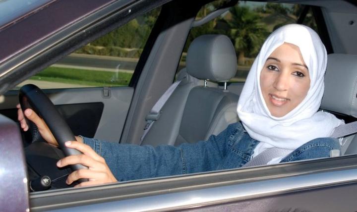 “منال الشريف” تقود سيارتها بنفسها.. | ميمون حرش